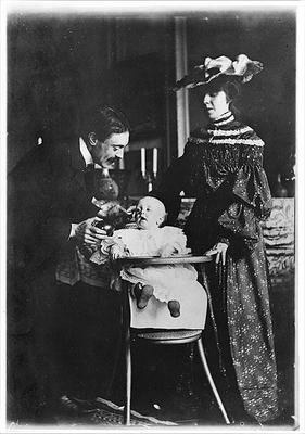 Paul Valery (1871-1945) his wife Jeannie Gobillard (1877-1970) and their child, 1904 (b/w photo) von French Photographer, (20th century)