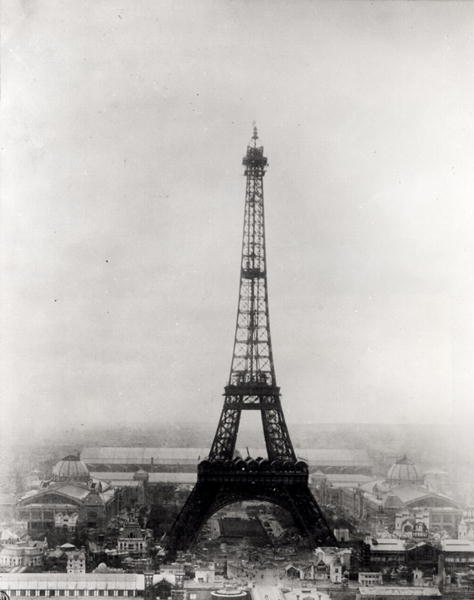 Construction of the Eiffel Tower, Paris, 31st March 1889 (b/w photo)  von French School