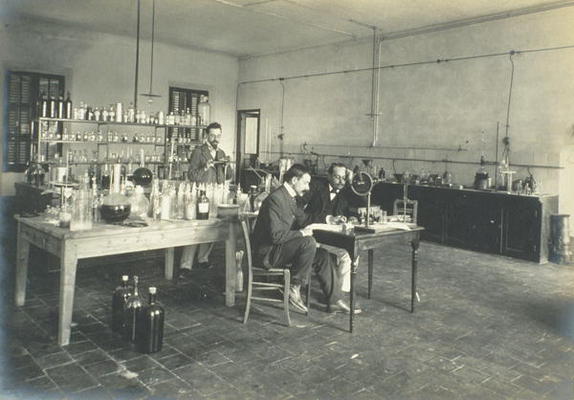 A corner of the chemistry laboratory, from 'Industrie des Parfums a Grasse', c.1900 (photo) von French School, (20th century)