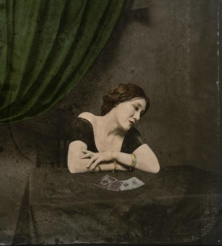 Unbekannter Fotograf „Eine Karten-Wahrsagende viktorianische Dame“