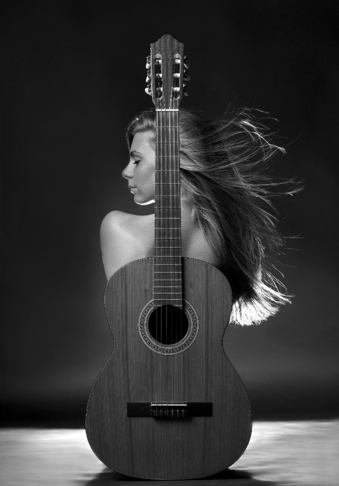 Mädchen mit Gitarre von Gabor Kanovits