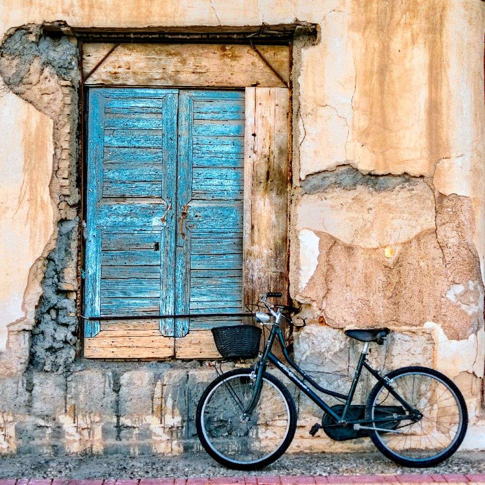 Altes Fenster und Fahrrad von George Digalakis