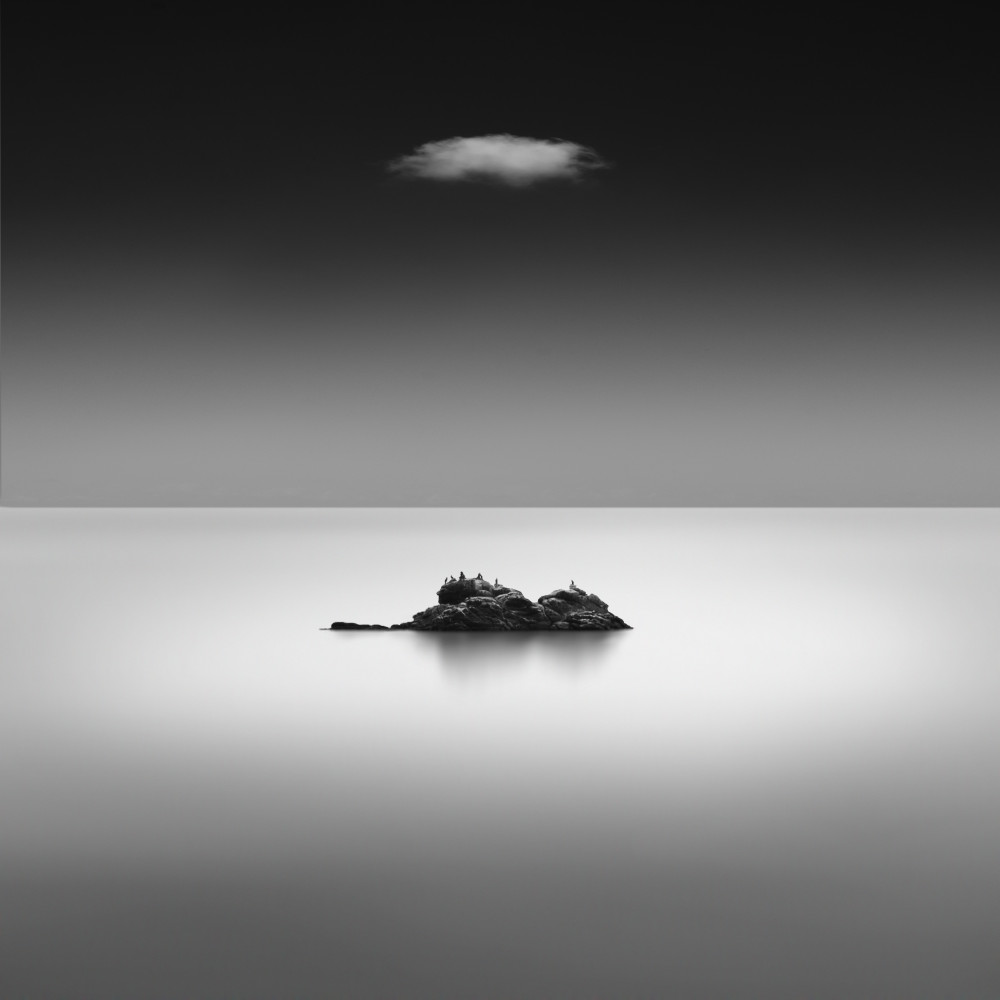 Ein Stein und eine Wolke von George Digalakis