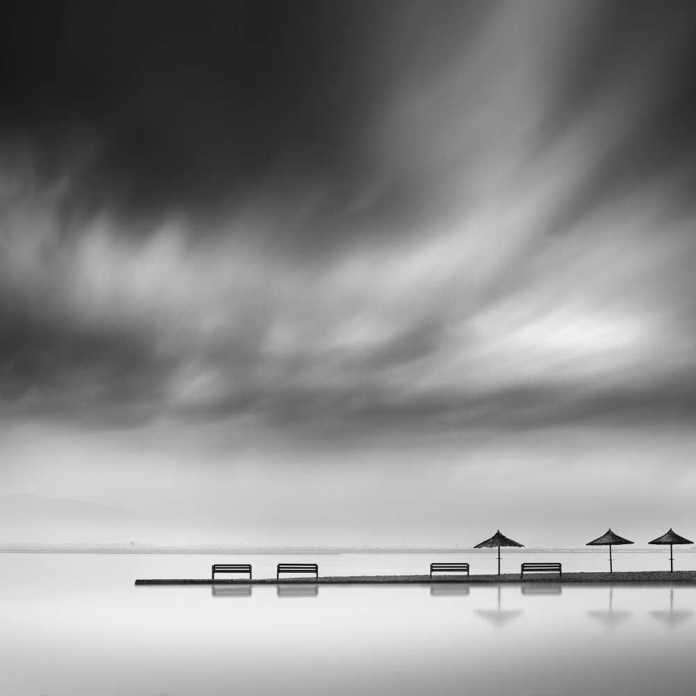 Four Benches and three umbrellas von George Digalakis