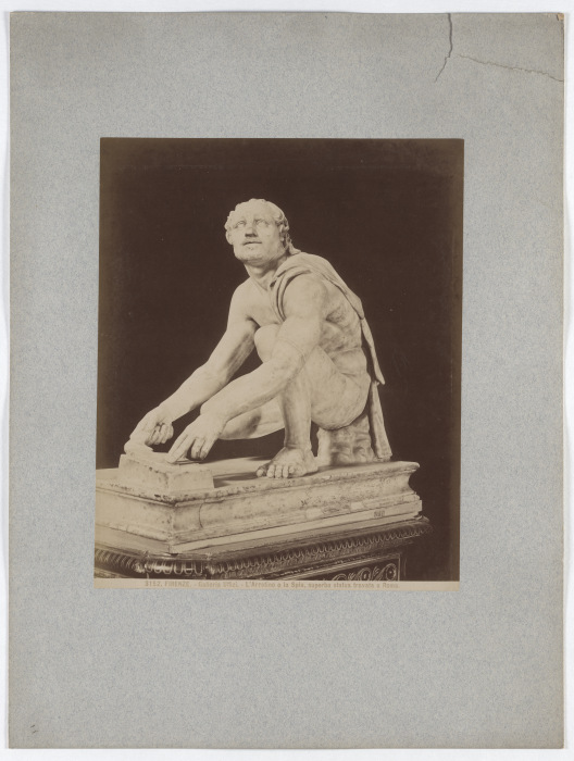 Firenze: Galleria Uffizi, LArrotino o la Spia, superba statua trovata a Roma, No. 3152 von Giacomo Brogi