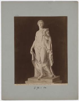 Napoli: Museo Nazionale, Flora Farnese, statua colossale attribuita a Prassitele, No. 5172
