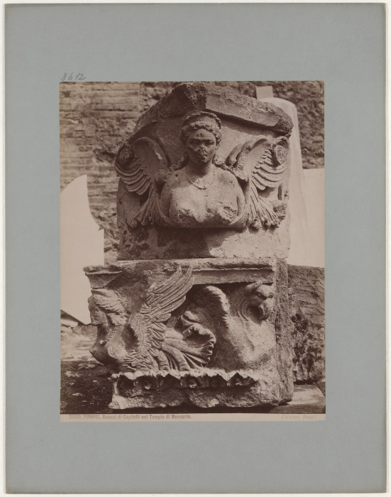 Pompei: Avanzi di Capitelli nel Tempio di Mercurio, No. 5030 von Giacomo Brogi