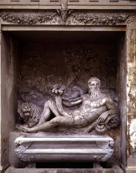 The Nymphaeum, detail of a statue of a river god within a niche holding a cornucopia, designed von Giacomo Vignola and Bartolomeo Ammannati