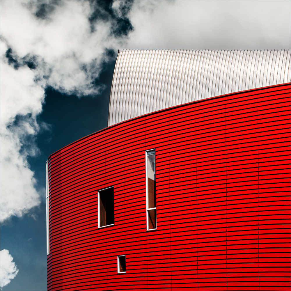 Drei kleine Fenster in der roten Wand von Gilbert Claes