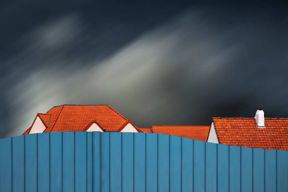 Living behind the fence von Gilbert Claes