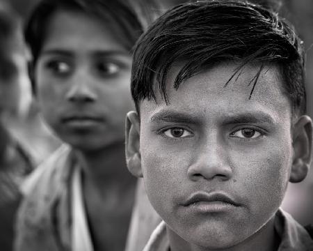 Jungen in einem Dorf in der Nähe von Neu-Delhi