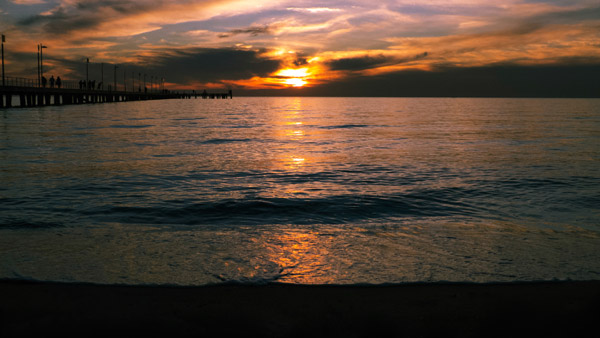 Sunset by the pier 1 von Giulio Catena