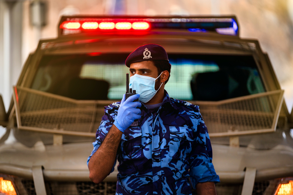 Polizist gegen Covid 19 von Haitham AL Farsi