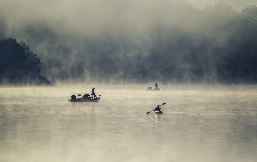 Bootfahren im nebligen See von Hannah Zhang