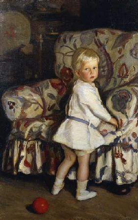 Kleinkind, an einem Sessel stehend 1913