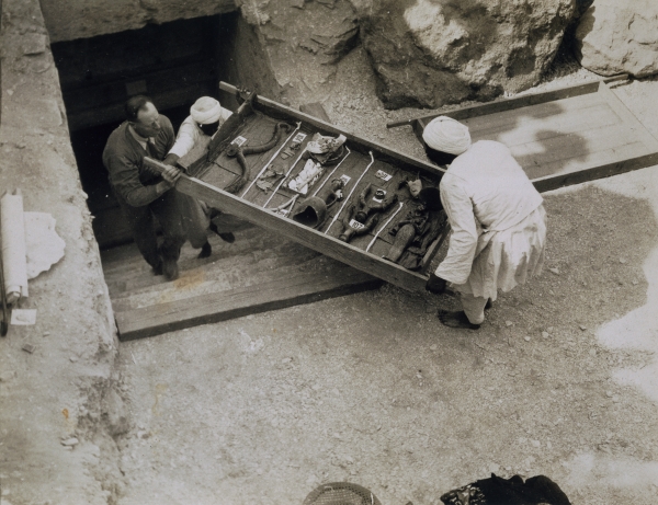 A tray of chariot parts being removed from the Tomb of Tutankhamun, Valley of the Kings, 1922 (gelat von Harry Burton