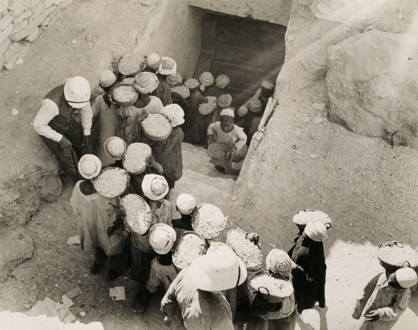 Closing the Tomb of Tutankhamun, Valley of the Kings, February 1923 (gelatin silver print)  von Harry Burton