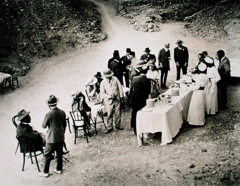 Distinguished visitors taking refreshments near the Tomb of Tutankhamun at the opening of the inner  von Harry Burton