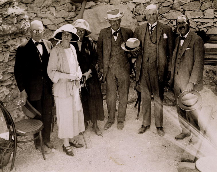 Howard Carter (1873-1939) and a group of Europeans standing beside the excavations of the Tomb of Tu von Harry Burton