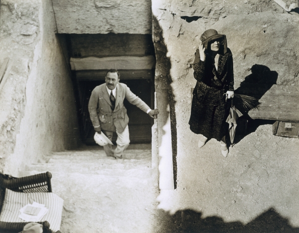 Lady Ribblesdale and Mr Stephen Vlasto at the Tomb of Tutankhamun, Valley of the Kings, 1923 (gelati von Harry Burton