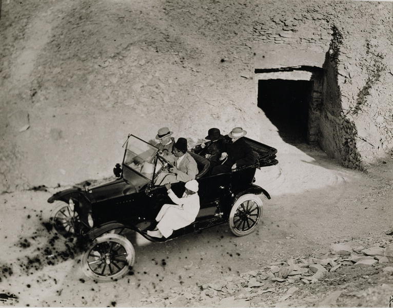 Lord Carnarvon''s first visit to the Valley of the Kings: Lord Carnarvon (1866-1923) and party in a  von Harry Burton
