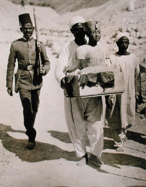 The mannequin or bust of Tutankhamun being carried from the tomb, Valley of the Kings, 1922 (gelatin von Harry Burton