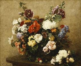 Strauß aus verschiedenen Blumen und Rosen auf einem Tisch 1881