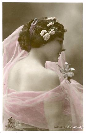 Frau in rosa Schal