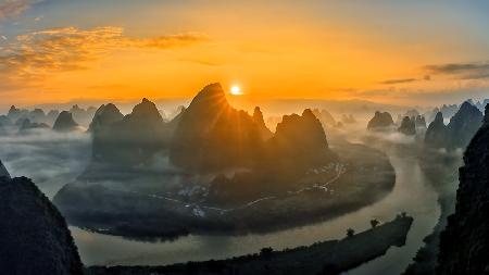 Sonnenaufgang über dem Li-Fluss