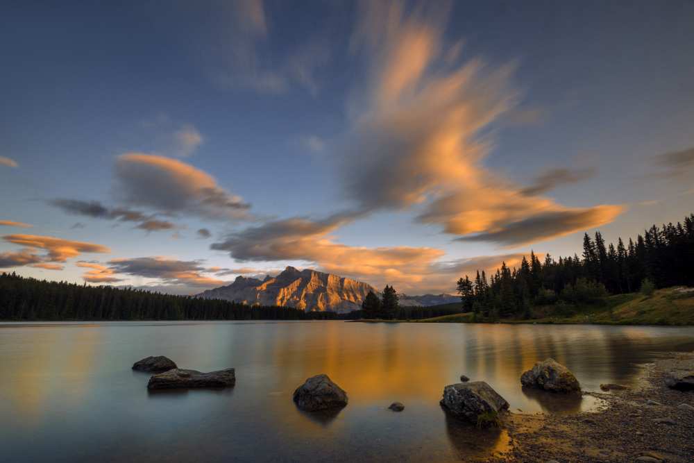 Two Jack Lake Sunset von Hua Zhu