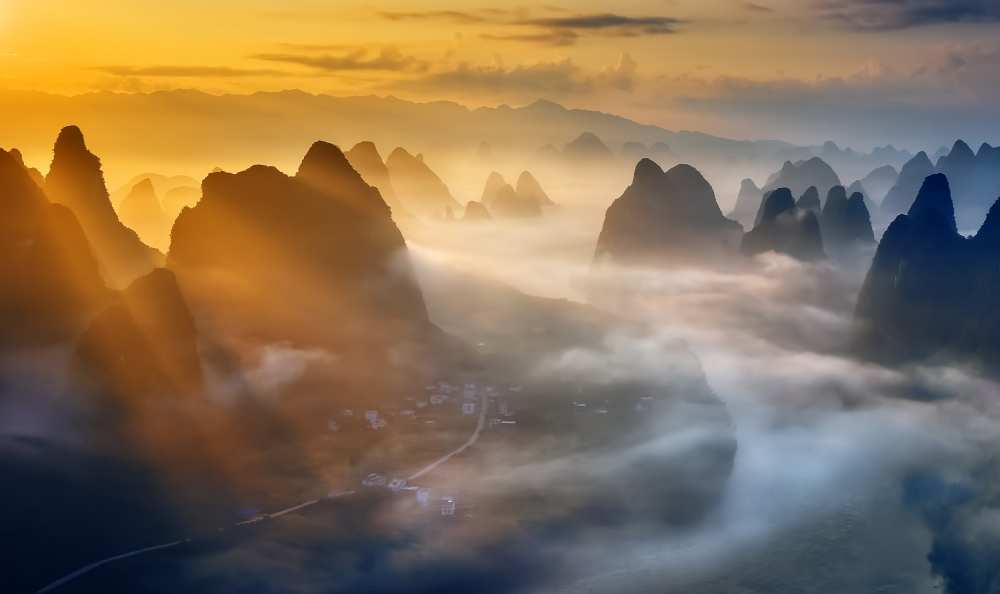Yangshuo Sunrise von Hua Zhu