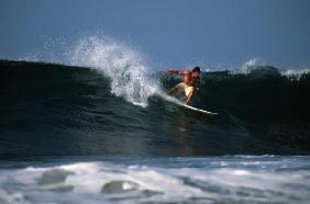 Surfer carved in der Welle