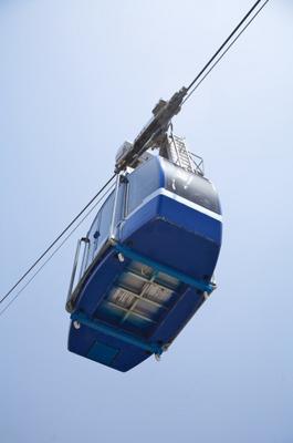 blue teleferico cable car von Iñigo Quintanilla