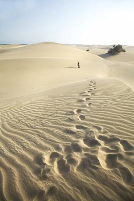 footsteps at the desert von Iñigo Quintanilla
