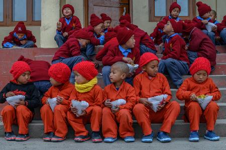 Junge Mönche in der Mittagspause in Indien