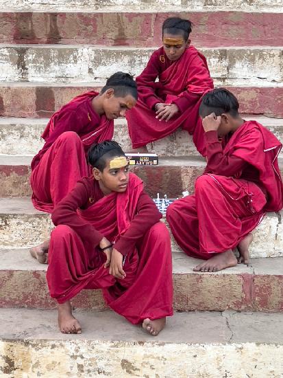 Junge Mönche spielen Schach