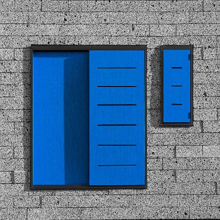 Blaue Fensterläden
