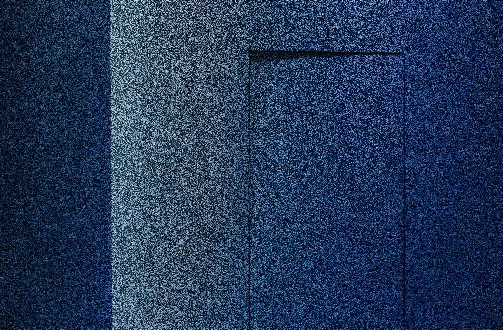Blauer Minimalismus oder eine Geheimtür von Inge Schuster