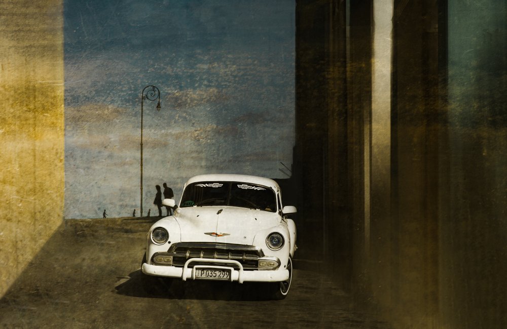 Ein weißes Auto in Havanna von Inge Schuster