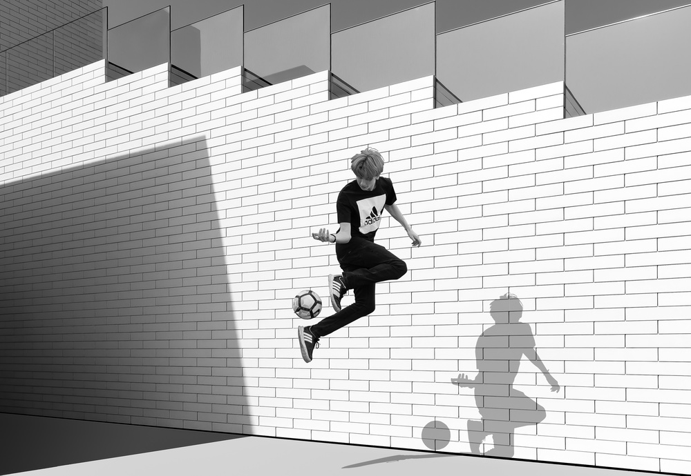 Junge mit Fußball von Inge Schuster