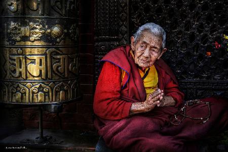 Alte nepalesische Nonne