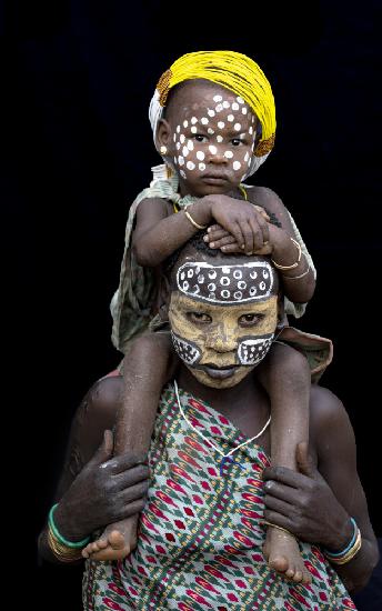 Mutter und Kind des Suri-Stammes