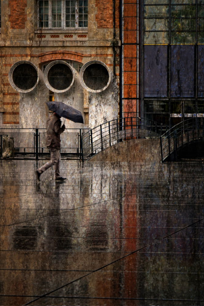 Unter dem Regen in Beaubourg von Isabelle DUPONT