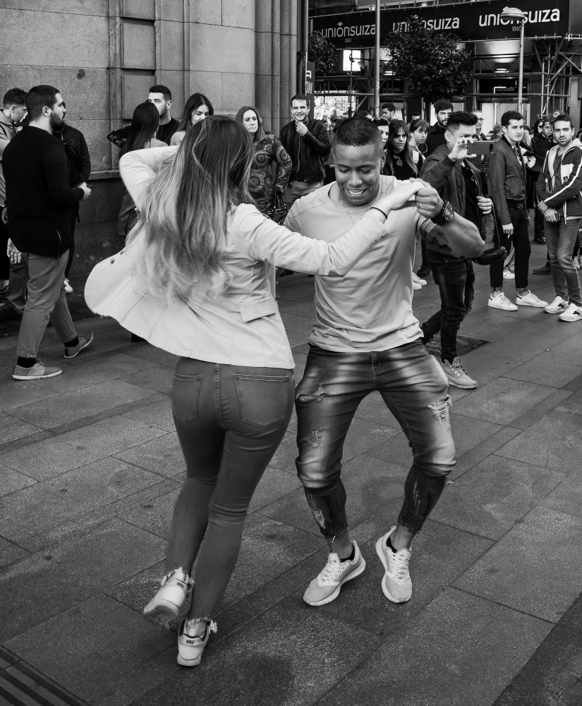 Tanzen auf der Straße von Itzik Einhorn
