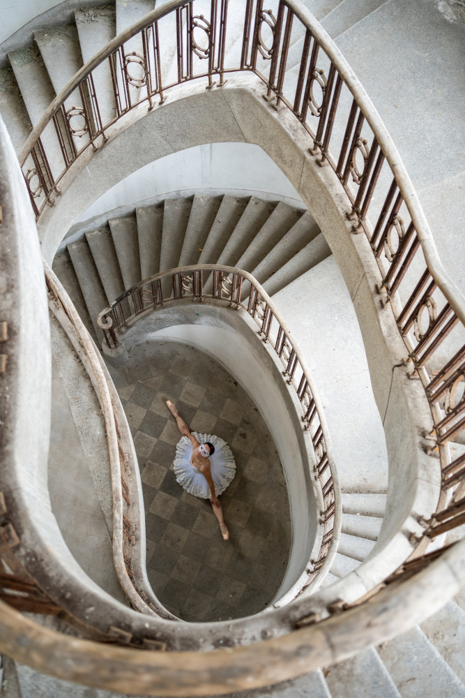 Ballerina in der Treppe von James Graf