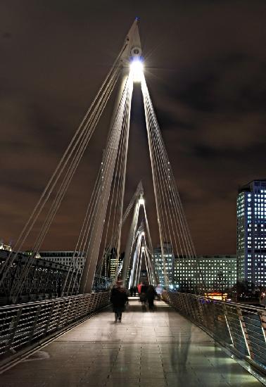 Golden Jubilee Bridge bei Nacht