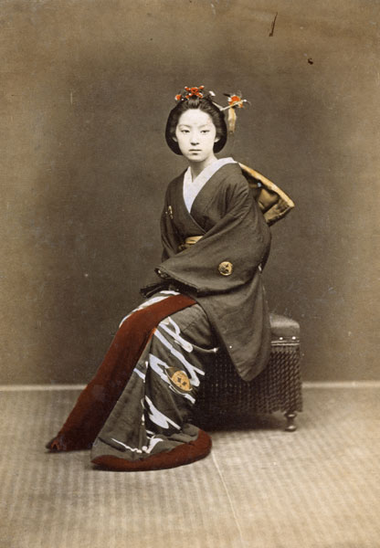 Young Girl in a Kimono, c.1860-70 (hand coloured photo) von Japanese School, (19th century)