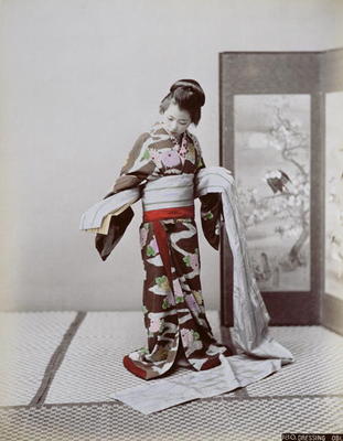 Young Japanese Girl Dressing, late 19th century (hand coloured photo) von Japanese School, (19th century)