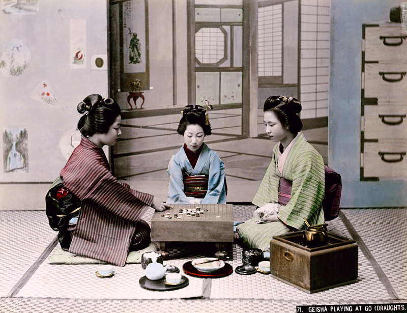 Geisha Girls Playing the Game of Go, c.1900 (hand coloured photo) von Japanese School, (20th century)