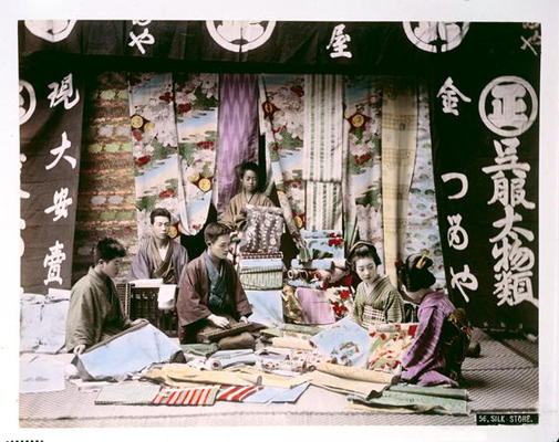 Japanese Silk and Fabric Shop, c.1900 (hand coloured photo) von Japanese School, (20th century)